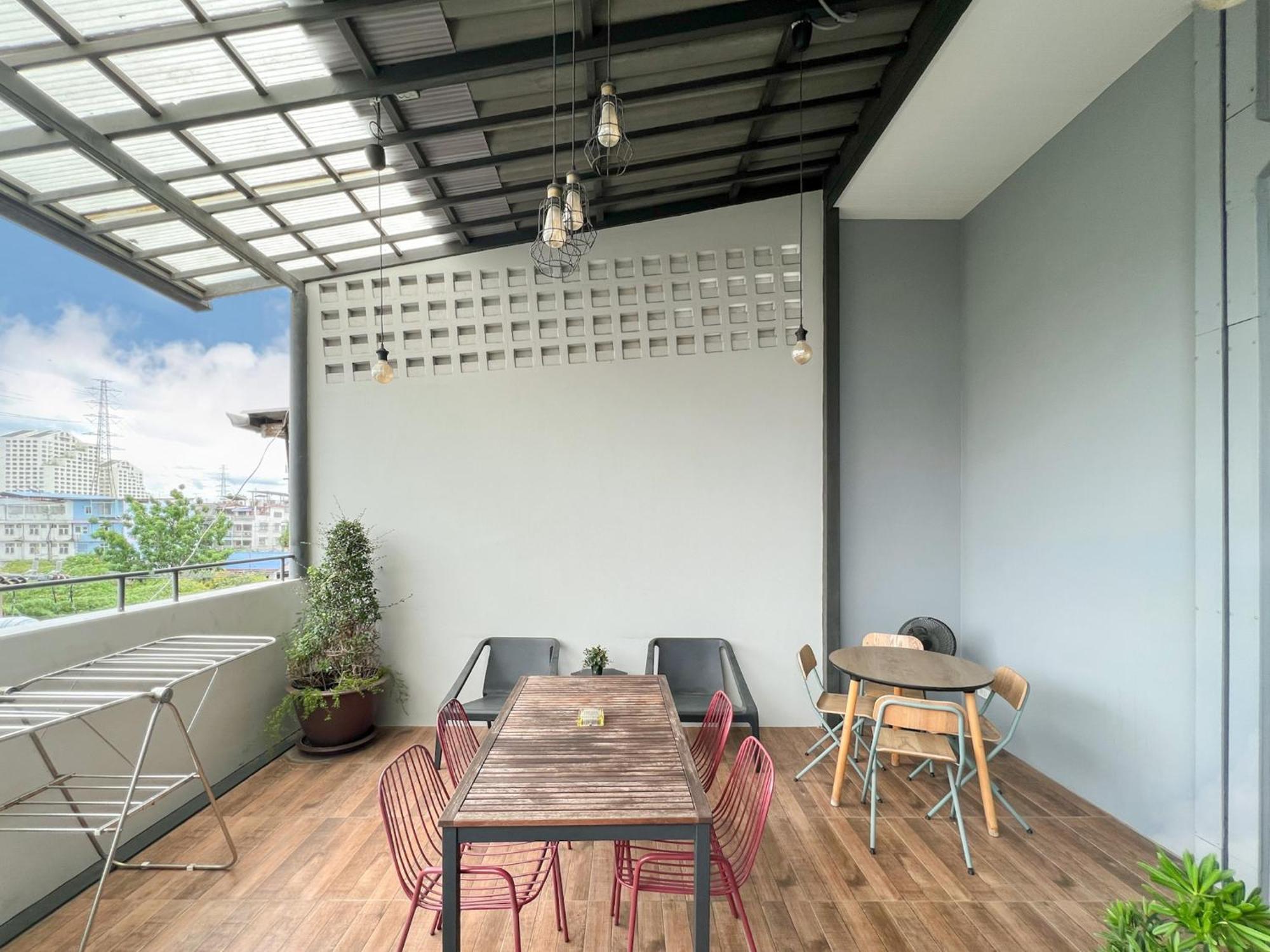 Neveu Premier Residence : Ratchada Банкок Екстериор снимка