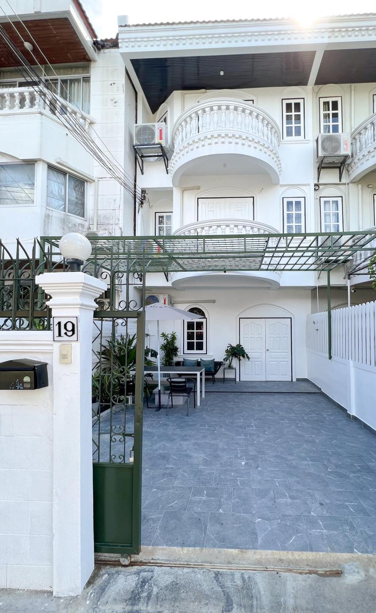 Neveu Premier Residence : Ratchada Банкок Екстериор снимка