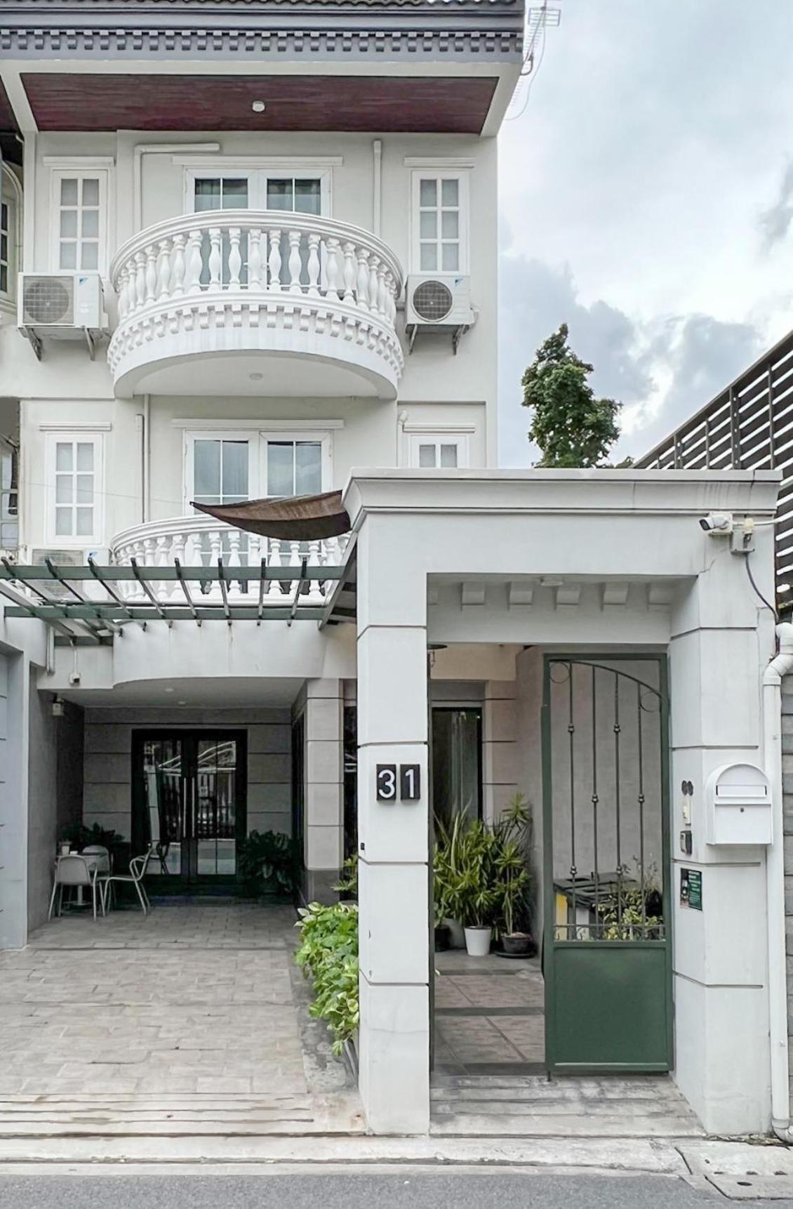 Neveu Premier Residence : Ratchada Банкок Екстериор снимка