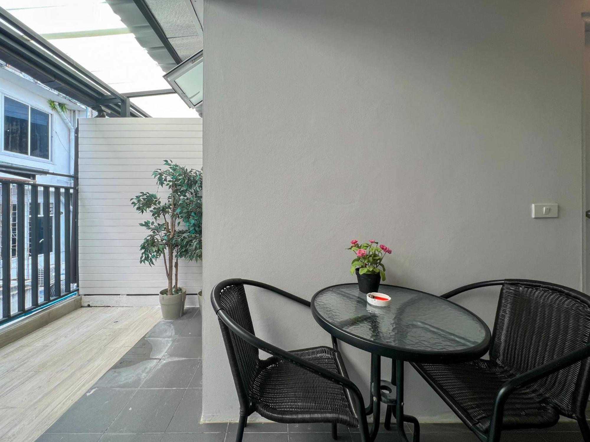 Neveu Premier Residence : Ratchada Банкок Екстериор снимка