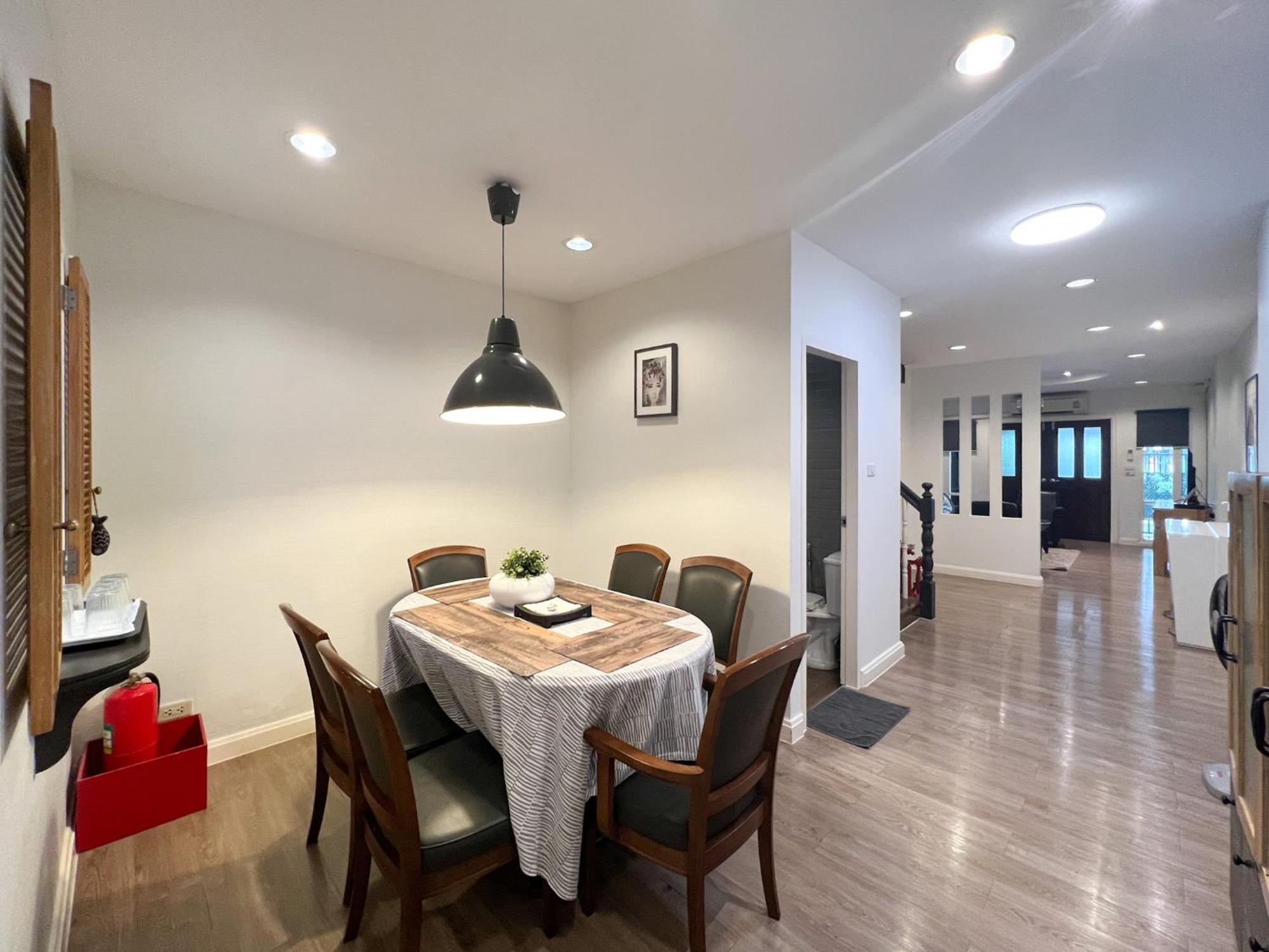 Neveu Premier Residence : Ratchada Банкок Екстериор снимка